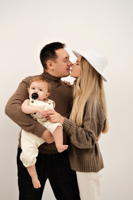 Семейная фотосессия в студии с детьми - заказать в Красноярске от фотостудии Fashion Box
 – фото № 54