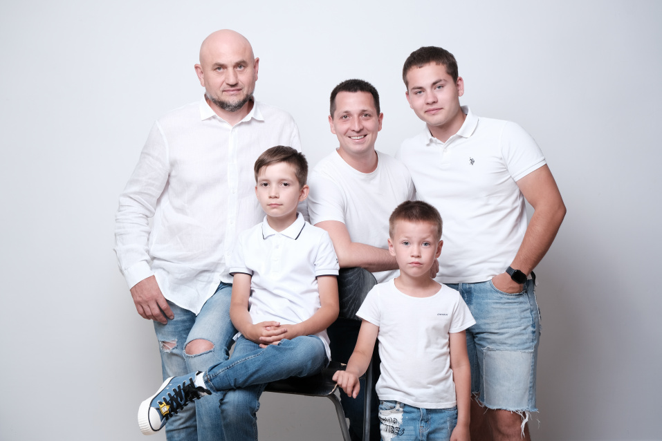 Семейная фотосессия в студии с детьми - заказать в Красноярске от фотостудии Fashion Box
 – фото № 39
