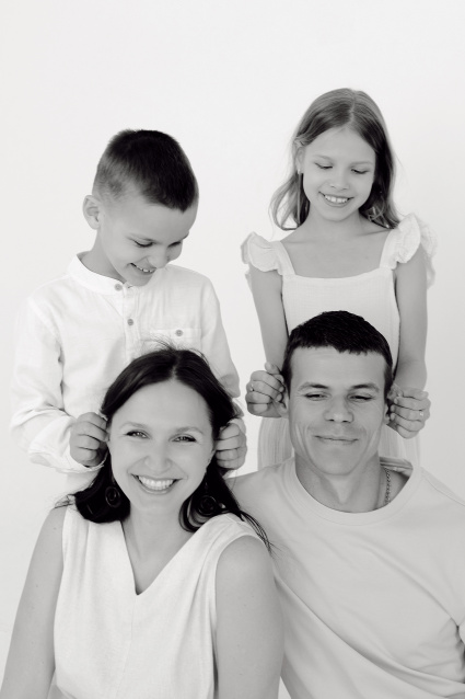 Семейная фотосессия в студии с детьми - заказать в Красноярске от фотостудии Fashion Box
 – фото № 8