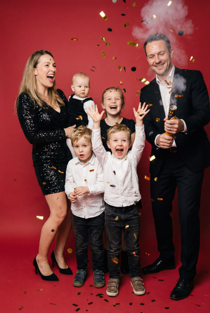 Семейная фотосессия в студии с детьми - заказать в Красноярске от фотостудии Fashion Box
 – фото № 4