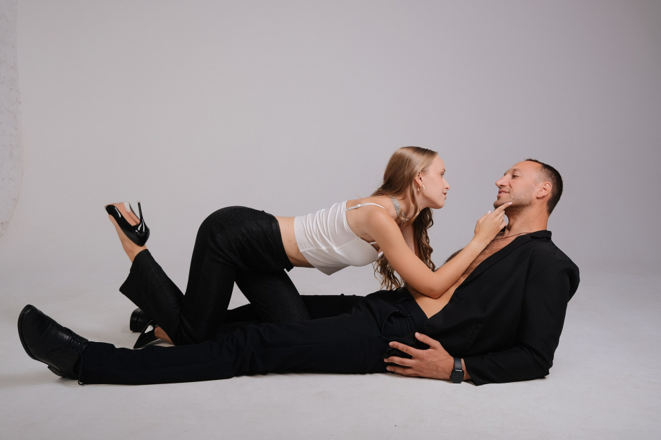 Заказать фотосессию Love Story в студии от сети фотостудий Fashion Box в Красноярске
 – фото № 1