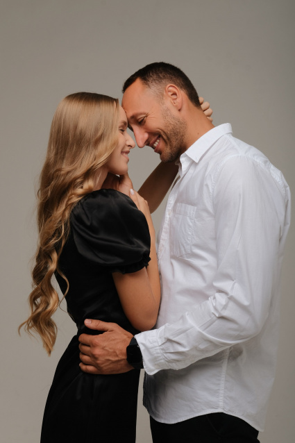 Заказать фотосессию Love Story в студии от сети фотостудий Fashion Box в Красноярске
 – фото № 15