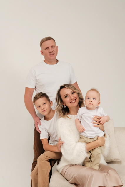 Семейная фотосессия в студии с детьми - заказать в Красноярске от фотостудии Fashion Box
 – фото № 2