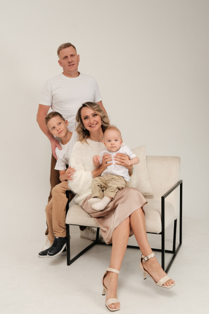 Семейная фотосессия в студии с детьми - заказать в Красноярске от фотостудии Fashion Box
 – фото № 16