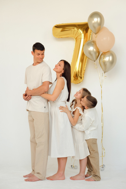 Семейная фотосессия в студии с детьми - заказать в Красноярске от фотостудии Fashion Box
 – фото № 5