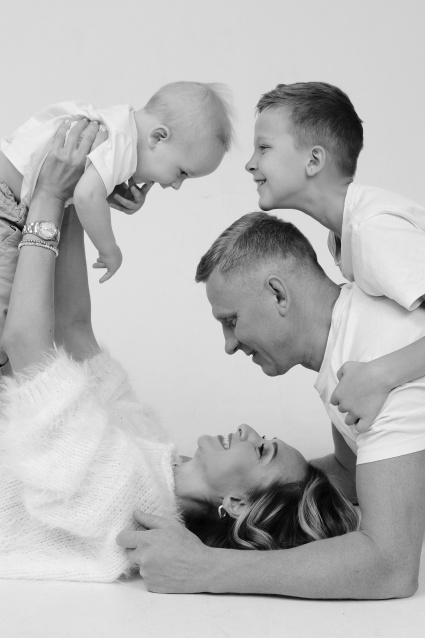 Семейная фотосессия в студии с детьми - заказать в Красноярске от фотостудии Fashion Box
 – фото № 7